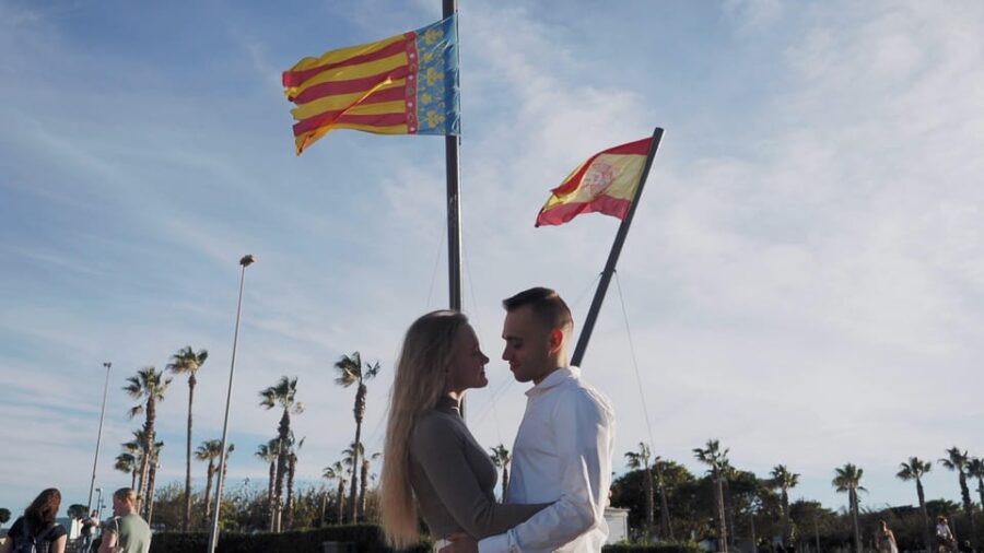 Valencia: Photo shooting at the beach with pro photographer - Personalized Photoshoot at Valencia’s Beaches and Marina