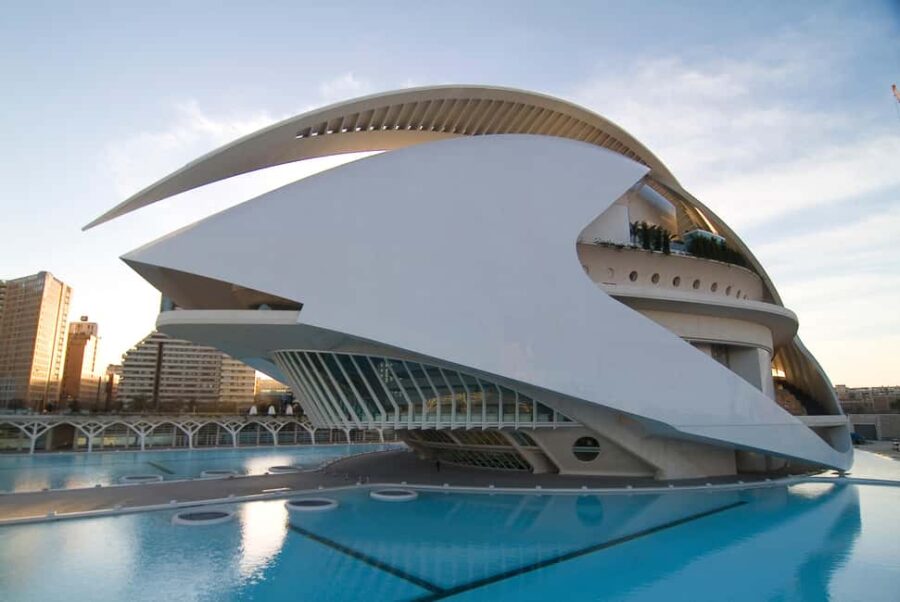 Valencia: Visit the Palau de Les Arts with an audio guide. - Discovering the Architecture of Santiago Calatrava at Palau de Les Arts