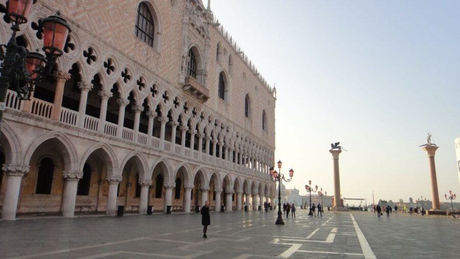 Venice: 1.5-Hour Wandering Around the City - Starting Point and Tour Duration