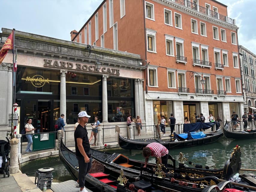 Venice Delights: Coffee & Food Experience Walking Tour - The Tour Starts in Front of the Fountain at Campo San Giacomo di Rialto