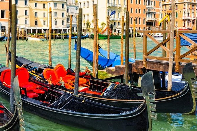 Venice: Private Serenade Gondola Tour - 30 minutes - Meeting Point and Tour Logistics in Venice