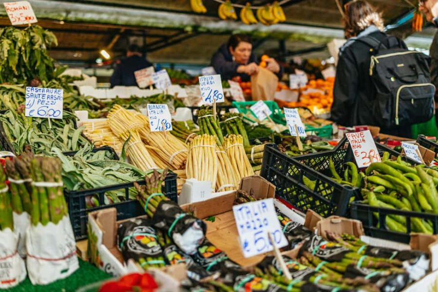 Venice: Rialto Market Food and Wine Lunchtime Tour - Sampling Venetian Specialties at Local Eateries