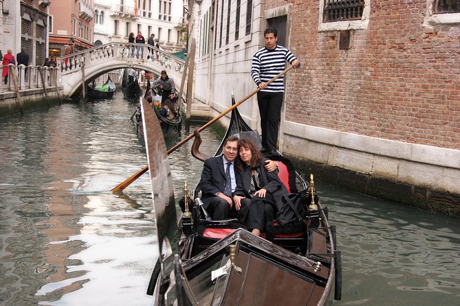 Venice: Romantic Private Gondola Ride on Grand Canal - The 30-Minute Gondola Ride: Scenic Landmarks and Inner Canals