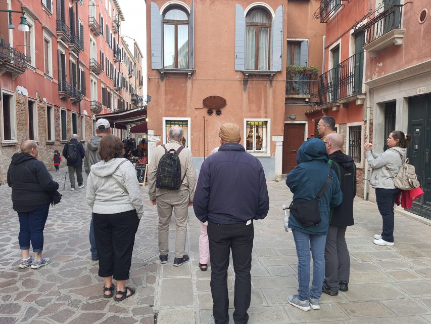 Venice: Walking Guided Tour of the City Must-See Sites - Starting in Dorsoduro: The First Encounters with Venice