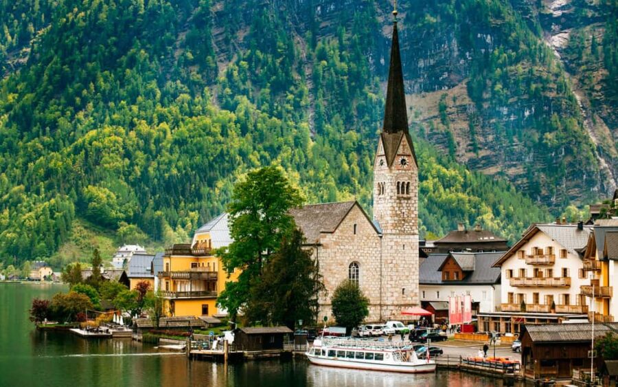 Vienna/Bratislava: Traunkirchen, Hallstatt & Salzburg Tour - Visiting Traunkirchen: Lakeside Serenity and Boat Ride