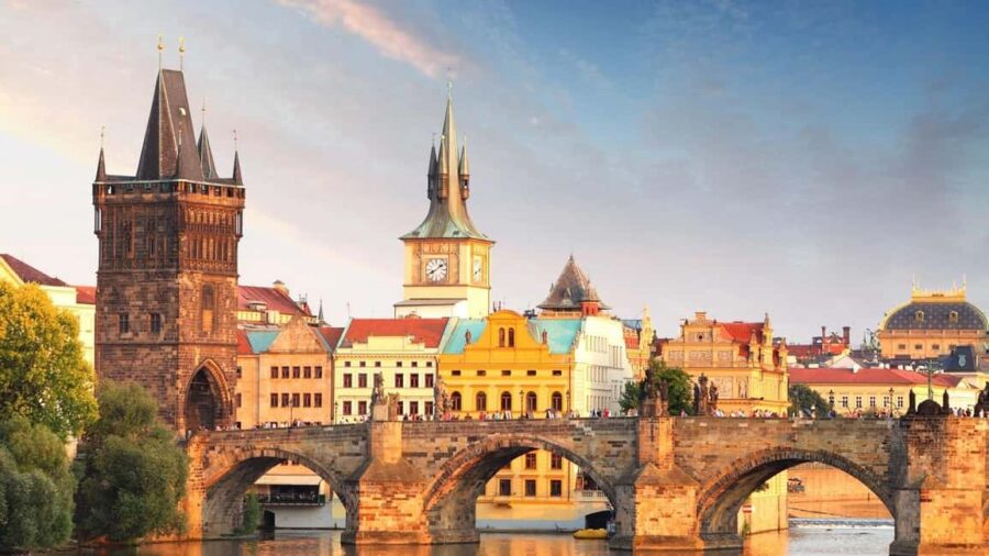 Vienna: Prague Guided Day Trip with Lunch and Tastings - Exploring Pragues Most Iconic Landmarks