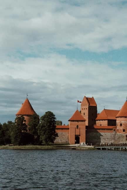 Vilnius to Trakai Island Guided Tour with Chocolate Tasting - Discovering Trakai Island Castle with a Guided Tour