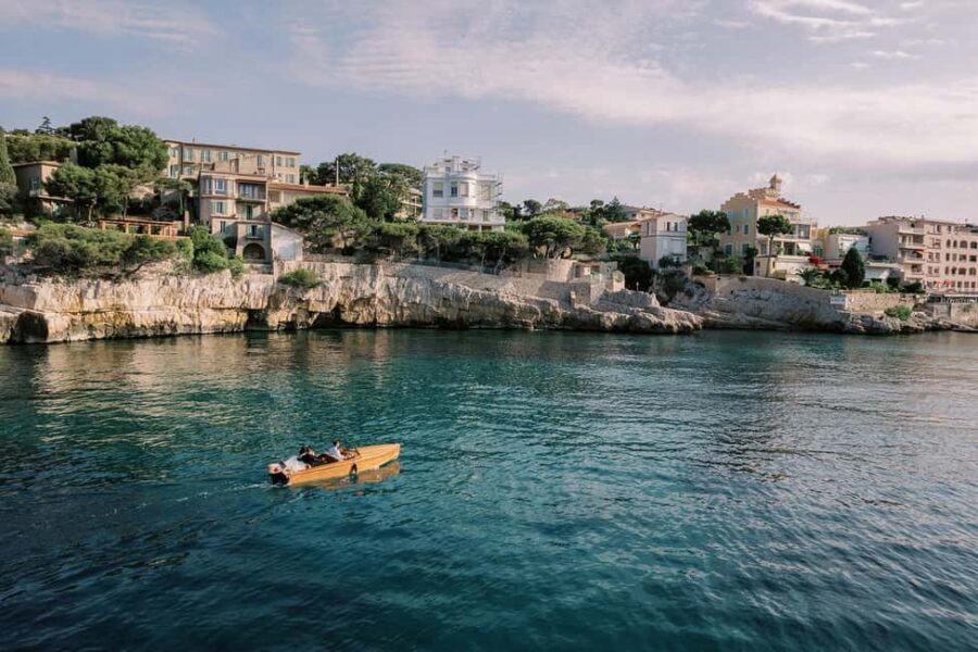 Vintage boat tour of Marseille for couples (5h) - A Unique Vintage Vessel with Authentic Charm