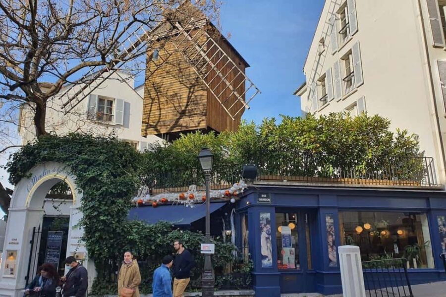 Visit the Montmartre district in Italian with a local guide - Starting at Place des Abbesses with a Local Guide