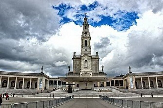 Visit to Fatima, Battle, Nazareth and Óbidos Private Full Day Tour - The Route to Portugal’s Sacred and Historic Sites