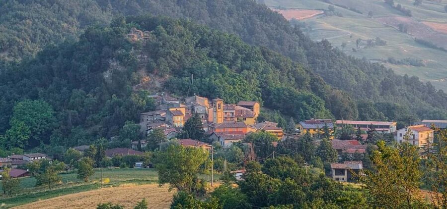 Visit to the medieval village of Trebecco Castle and the Church of St. Fermo - The Importance of the Stream and Defensive Features