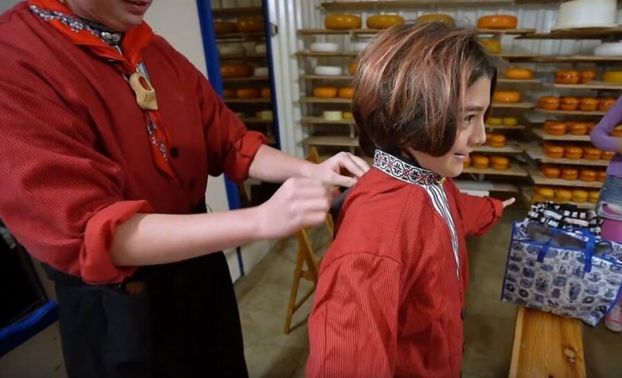 Volendam: Traditional Costume Photo with Cheese & Clog Tour - Visiting Simonehoeve: The Starting Point in Katwoude