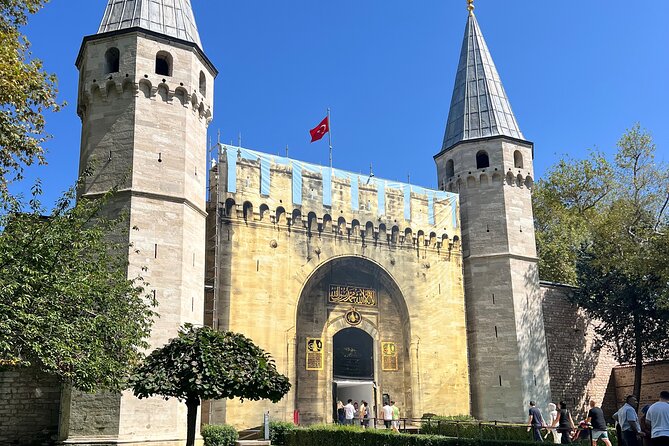 Voyager of Istanbul Top Landmark Tour - The Tour’s Starting Point at the Hippodrome and Sultanahmet Square