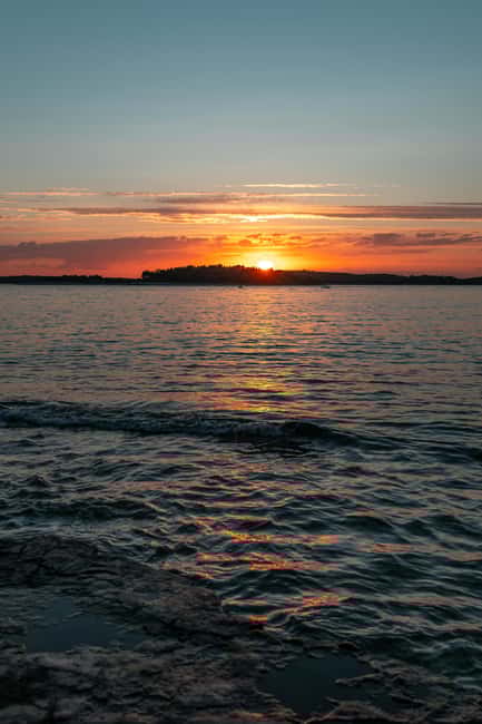 VRSAR: Night Boat Tour to Rovinj with Dolphin Watching - Spotting Playful Dolphins in the Wild