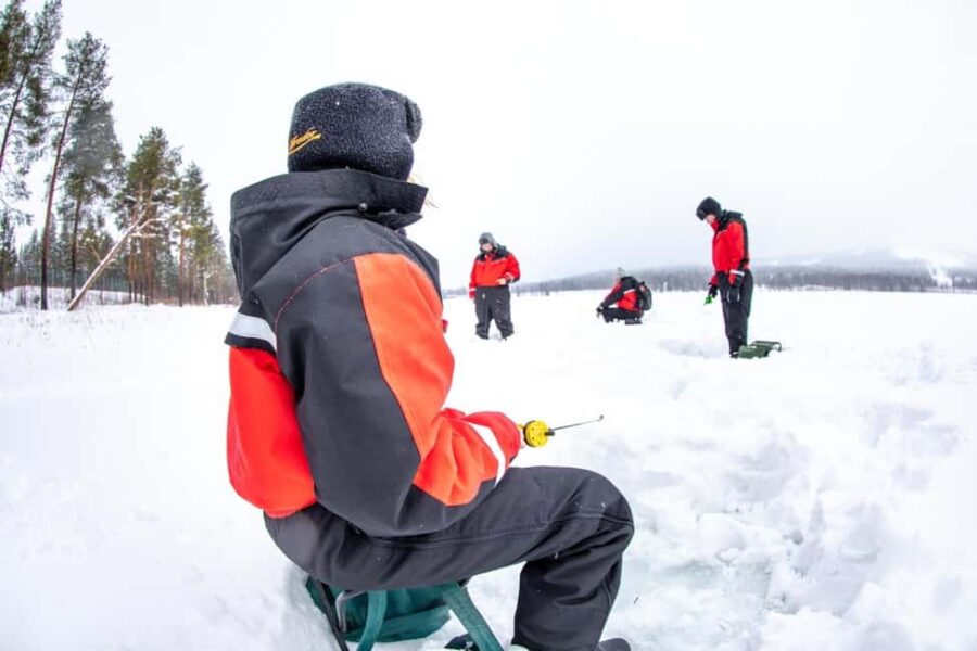 Vuokatti: Ice Fishing Trip with Hot Drinks - Starting Point at Vuokatti Safari Centre