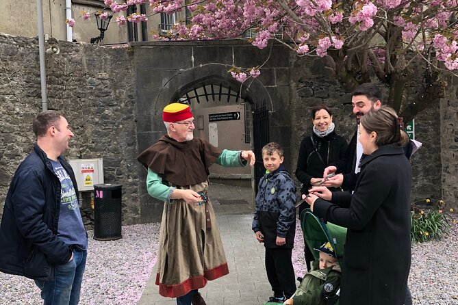 Walk the Medieval Mile with Pat - The Guide: Pat’s Storytelling Style and Expertise