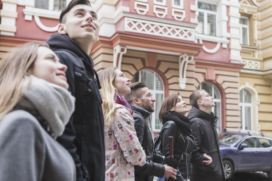 "Walking Tour" - 2h - Starting Point at the Historic Magenta Bar