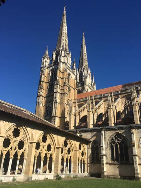 Walking tour in Bayonne - Starting Point at Memorial a los Muertos