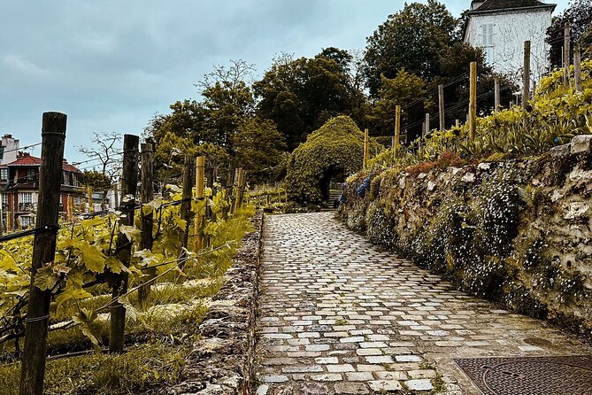 Walking Tour in Montmartre with a guide - Exploring the Wall of Love at Le mur des je taime