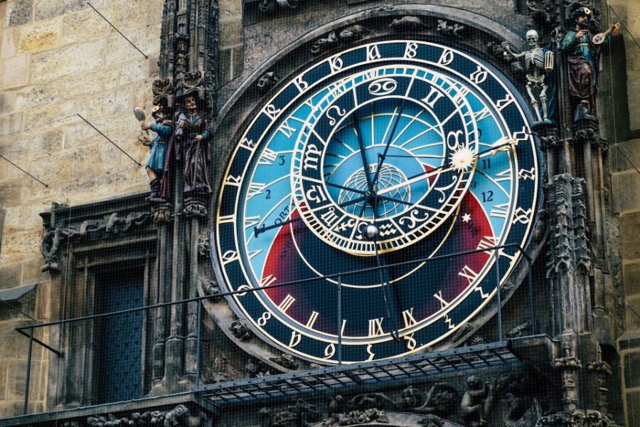 Walking tour of Prague in french: Old Town & Charles Bridge - Discovering the Old Town Square and Its Monuments