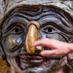 Walking-tour of the historic center of Naples in Italian - Exploring San Gregorio Armeno and the Street of Nativity Scenes