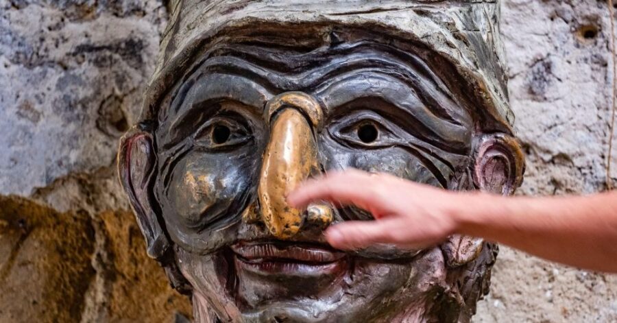 Walking-tour of the historic center of Naples in Italian - Exploring San Gregorio Armeno and the Street of Nativity Scenes