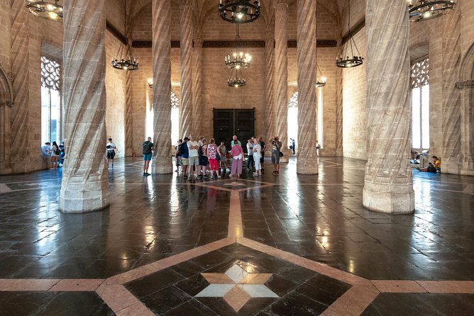 Walking tour through the old town with a Dutch-speaking city guide - Key Highlights of the Old Town Tour
