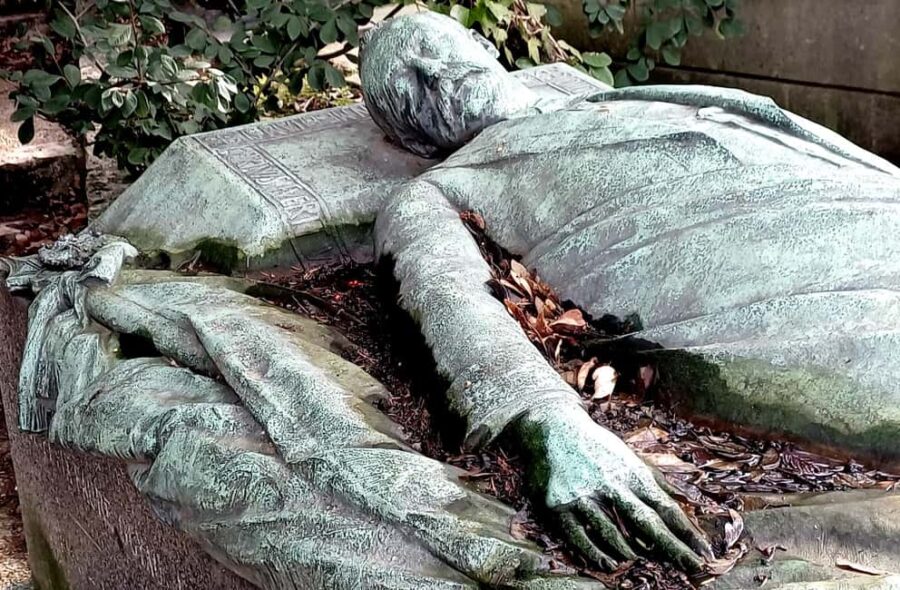 Who Killed Victor ? Escape Game at Père Lachaise Cemetery - How the Game Unfolds with a Live Guide