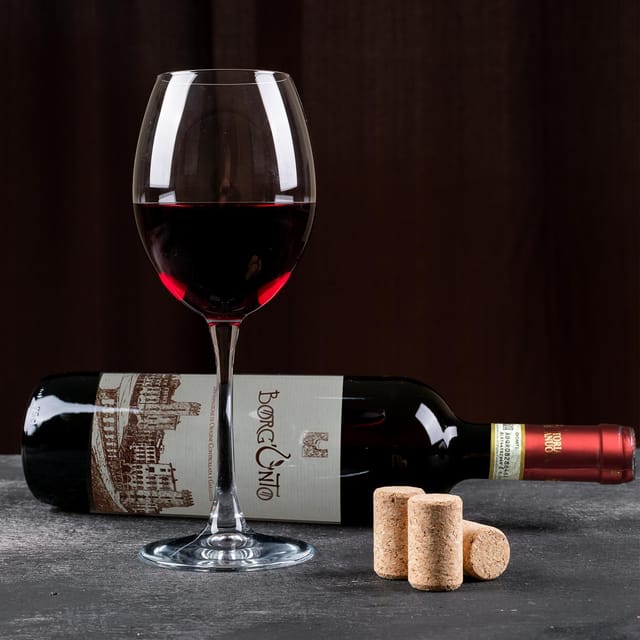 WINE TASTING EXPERIENCE IN THE HISTORICAL CENTRE - The Sensory Journey: From the First Sip to the Final Bite