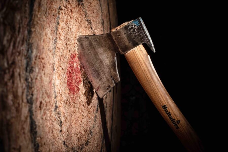 WOODCUTTER - AXE THROWING & BAR EXPERIENCE IN FRANKFURT - The Indoor Axe Throwing Experience in Frankfurt