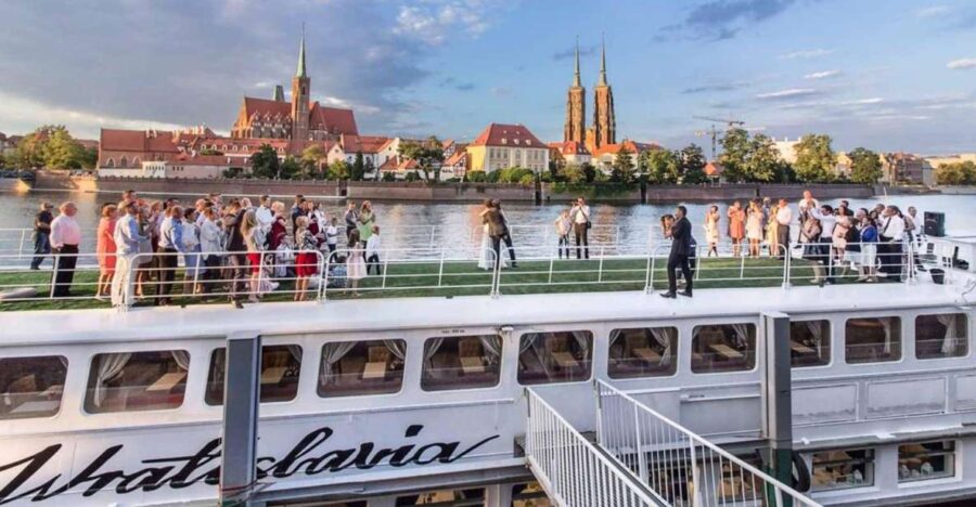 Wrocaw: Long City Walk and Luxury Ship Cruise (for groups) - Visiting Wrocław University’s Historic Buildings