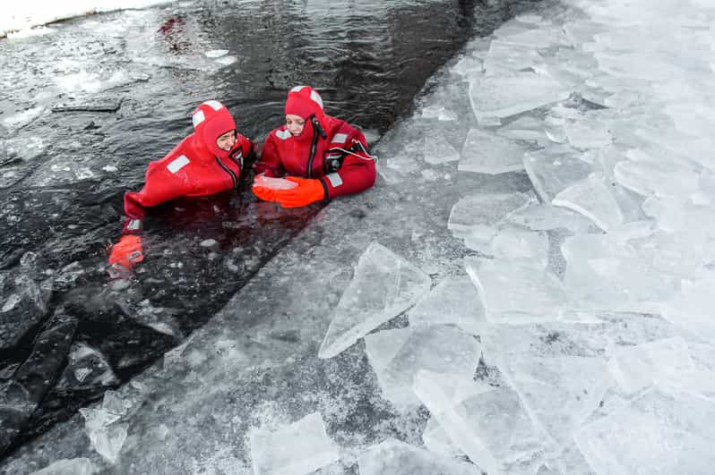 Ylläs: Lake Ylläsjärvi Ice-Floating Experience - How the High-Quality Rescue Suits Ensure Safety