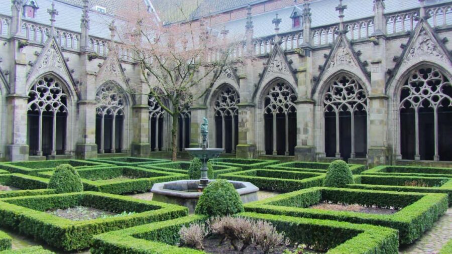 Your Own Utrecht Tour: Quest for mysteries and treasures - Optional Market Visits and Local Art Scenes