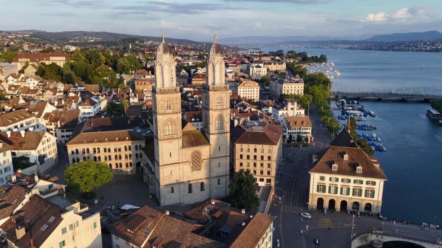 Zurich 3-in-1 City Walking Tour with Photoshoot & Flavors - Starting Point at Bahnhofstrasse 69