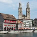 Zurich: Private Walking Tour with a Local Guide - From Bahnhofstrasse to the Niederdorf District