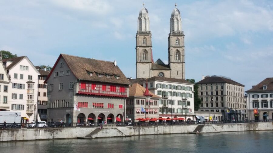 Zurich: Private Walking Tour with a Local Guide - From Bahnhofstrasse to the Niederdorf District