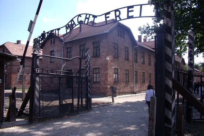 1 Day Trip Auschwitz-Birkenau Memorial and Museum Guided Tour from Krakow - The Itinerary: Auschwitz and Birkenau