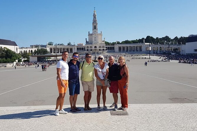 10h guided tour of Fátima Óbidos Nazaré Batalha and Alcobaça - Nazaré: Cliffs, Forts, and Surf-Worthy Beaches