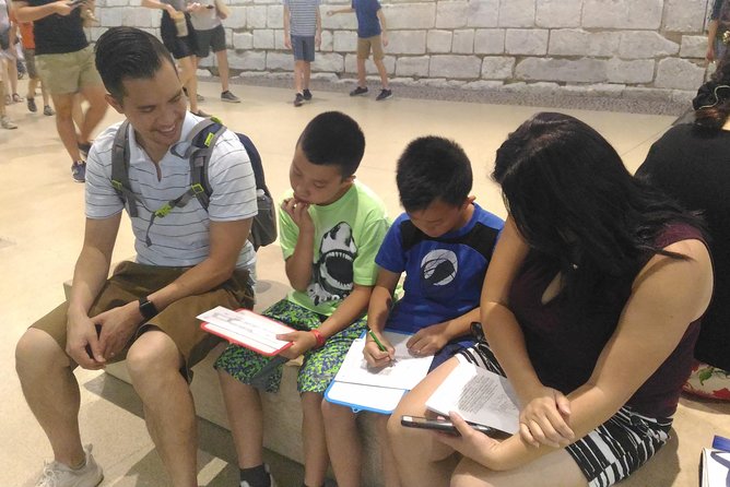 1h30 - Louvre Highlights optional 'families with kids' - Eng/Esp - Navigating the Louvre with a Skilled Guide