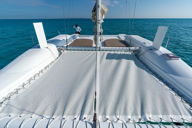 2 EN 1 Isla Mujeres Catamaran with Open Bar from Cancun - Sailing through the Caribbean: Views and Atmosphere