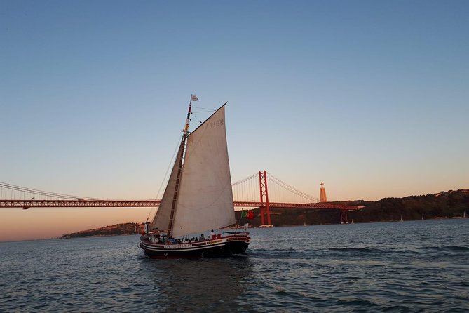2-Hour Lisbon Traditional Boats Sunset Cruise with White Wine - Navigating Lisbon’s Iconic Landmarks from the Water