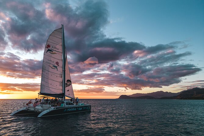 2-Hour Oahu Sunset Catamaran Sail - Drinks and Snacks: Complementary Cocktails & Light Bites