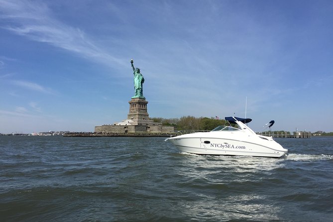 2-Hour Private Luxury Boat Tour in New York City - The Experience of a Private Luxury Vessel