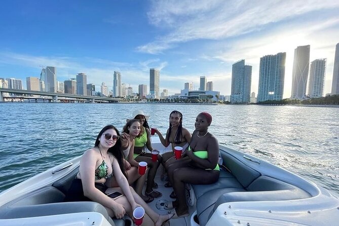 26 Ft Boat, Miami Bay Tour for 2 or 4 hours. 10 people - Departure Location and Accessibility in Miami