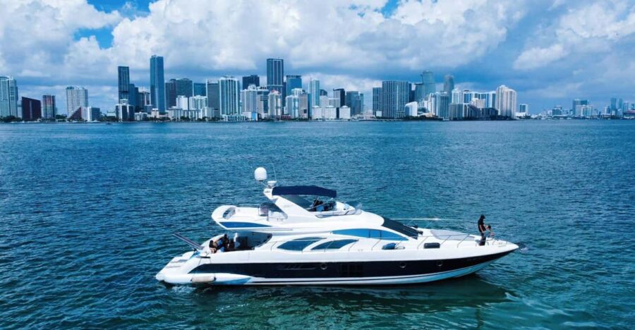 70ft Azimut available in Miami for up to 13 people. - Starting Point and Departure in Miami River