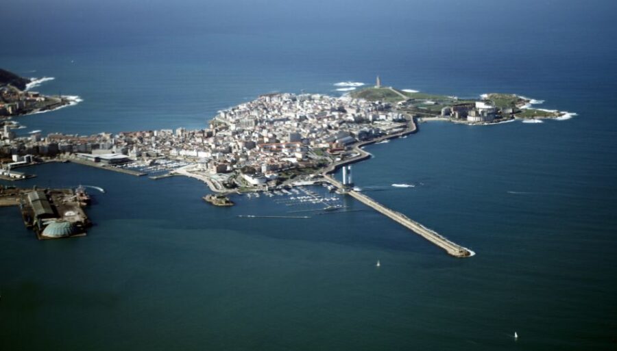 A Coruña: Private Walking Tour with Local Guide - Exploring the Historic Streets of Old Town