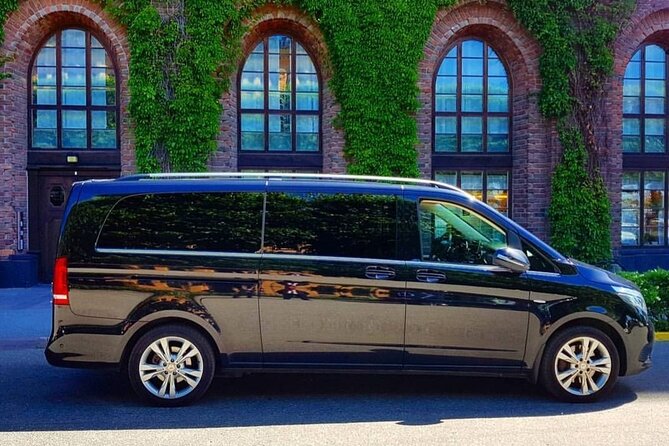 Airport Limousine Transfer: Arlanda Airport to Stockholm City 1-7 Passengers - Punctuality and Professionalism of the Drivers