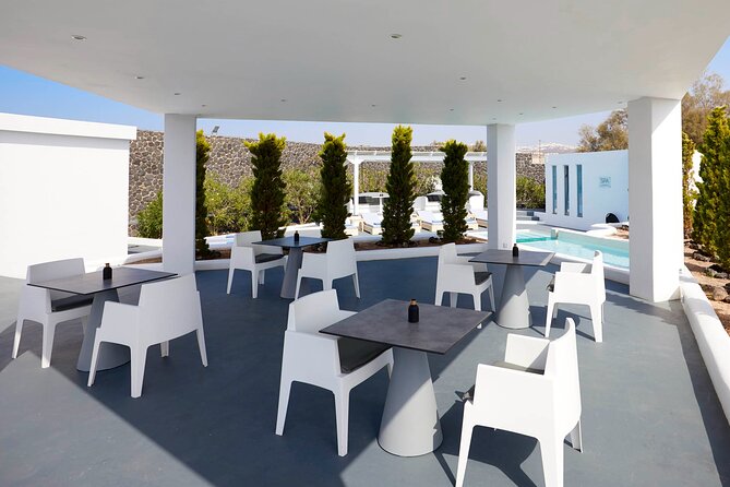 Akrotiri: Couples Massage with Dinner, Pool Access, wine, fruits - Access to the Outdoor Heated Pool and Comfort Rooms