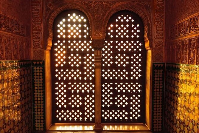 Alhambra and Nasrid Private Walking Tour with Food Tasting - Visiting the Generalife Gardens and Water Courtyard