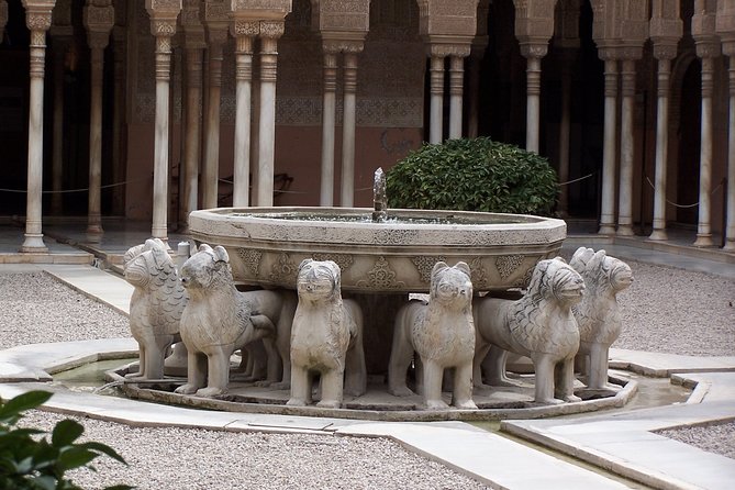 Alhambra: complete guided tour with Nasrid Palaces tickets - Visiting the Generalife Gardens and Palace